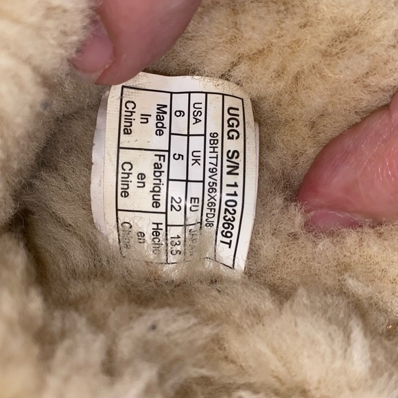 UGG Toddler Girls Bailey Leopard Boots. Gently used. Very clean size 6 - Picture 10 of 16